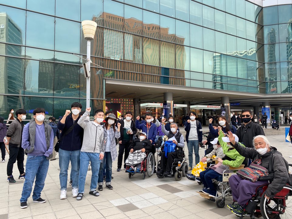서울대합실 앞 단체사진.jpg